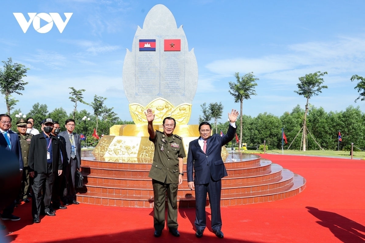 柬埔寨首相洪森与越南新任政府总理范明政。图自vov.vn