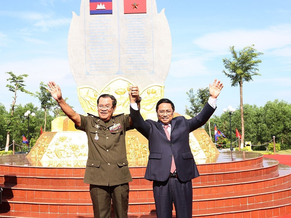 柬埔寨王国政府首相洪森和越南政府总理范明政。图自越通社