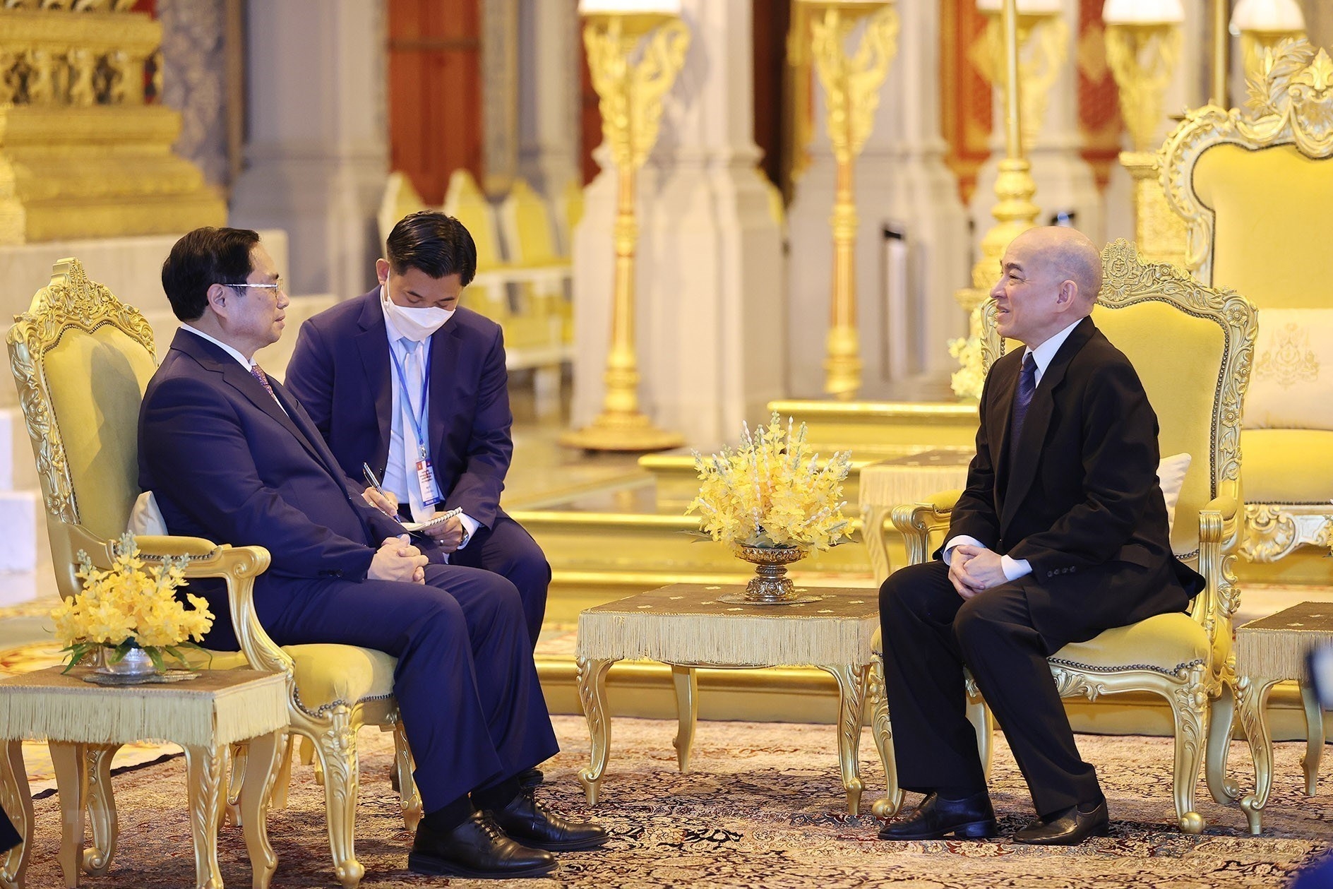 越南政府总理范明政会见柬埔寨国王诺罗敦·西哈莫尼。图自越通社