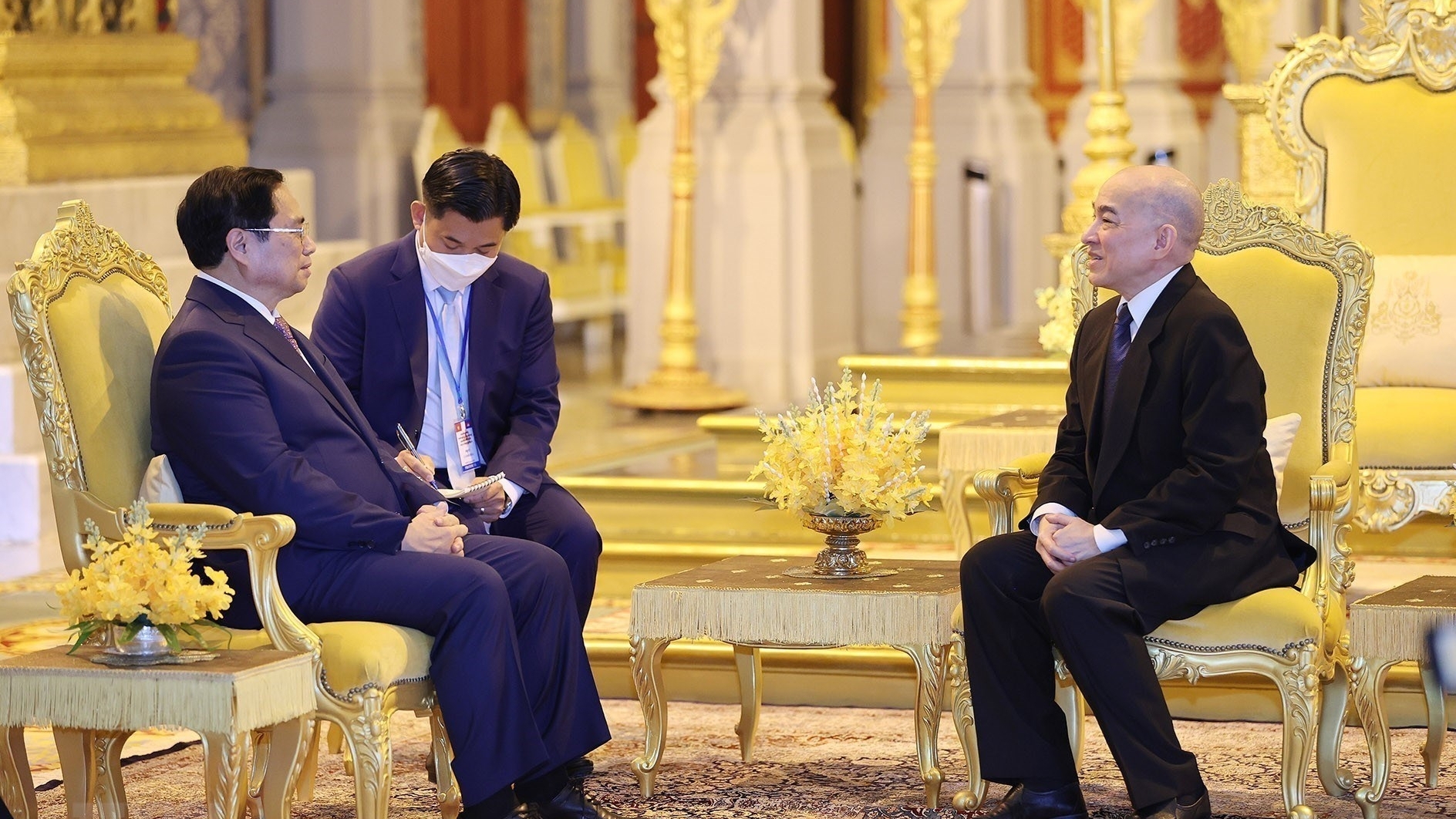 越南政府总理范明政会见柬埔寨国王诺罗敦·西哈莫尼