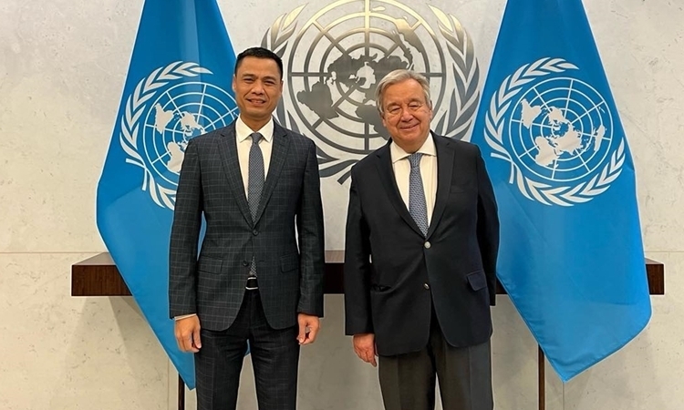 联合国秘书长古特雷斯与越南常驻联合国代表团团长邓黄江大使。图自越通社