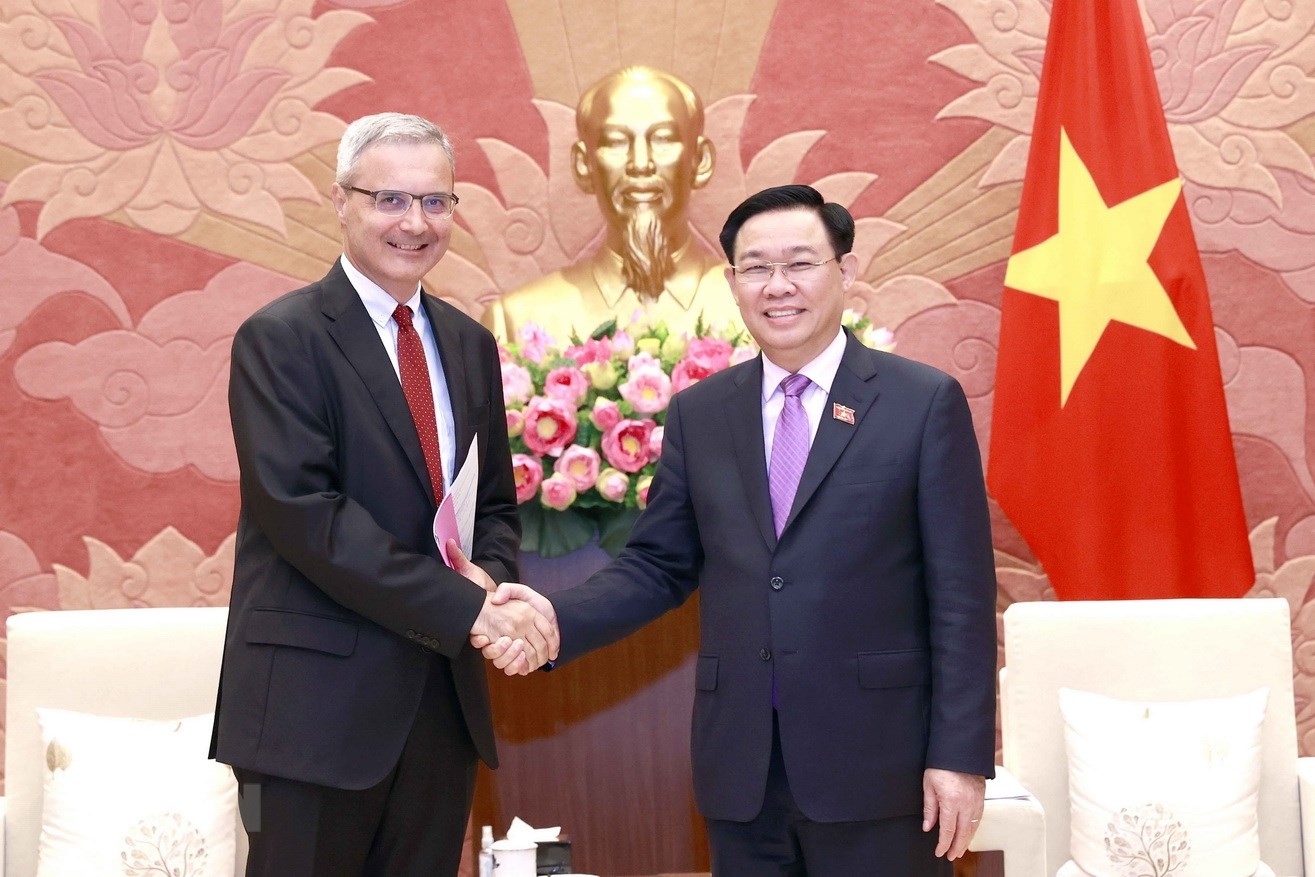 越南国会主席王廷惠在国会大厦会见了法国驻越南大使尼古拉斯·沃纳里。图自越通社