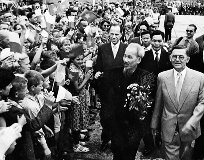 1957年7月，波兰人民热烈欢迎胡志明主席和越南民主共和国政府代表团。