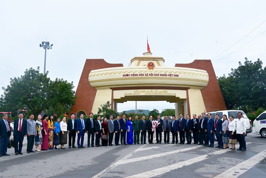 老挝建国阵线中央委员会副主席昌鹏·邵提翁在广治省牢堡国际口岸迎接越南祖国阵线中央委员会高级代表团。