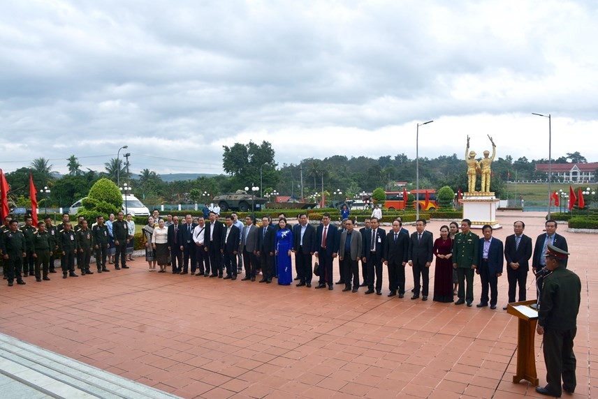 副主席兼秘书长黎进珠同越南祖国阵线中央委员会高级代表团参观了老越战斗联盟博物馆。