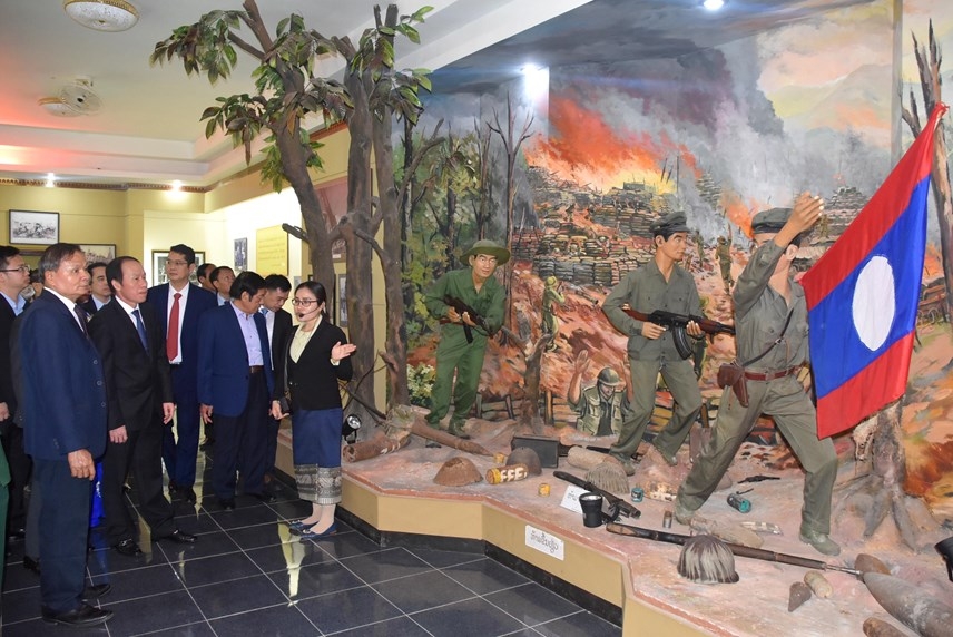 副主席兼秘书长黎进珠同越南祖国阵线中央委员会高级代表团参观了博物馆陈列的历史文物。