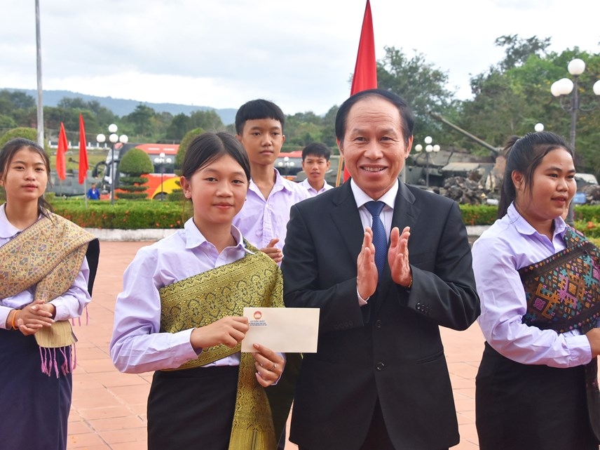 副主席兼秘书长黎进珠向沙湾拿吉省学生赠送礼物。