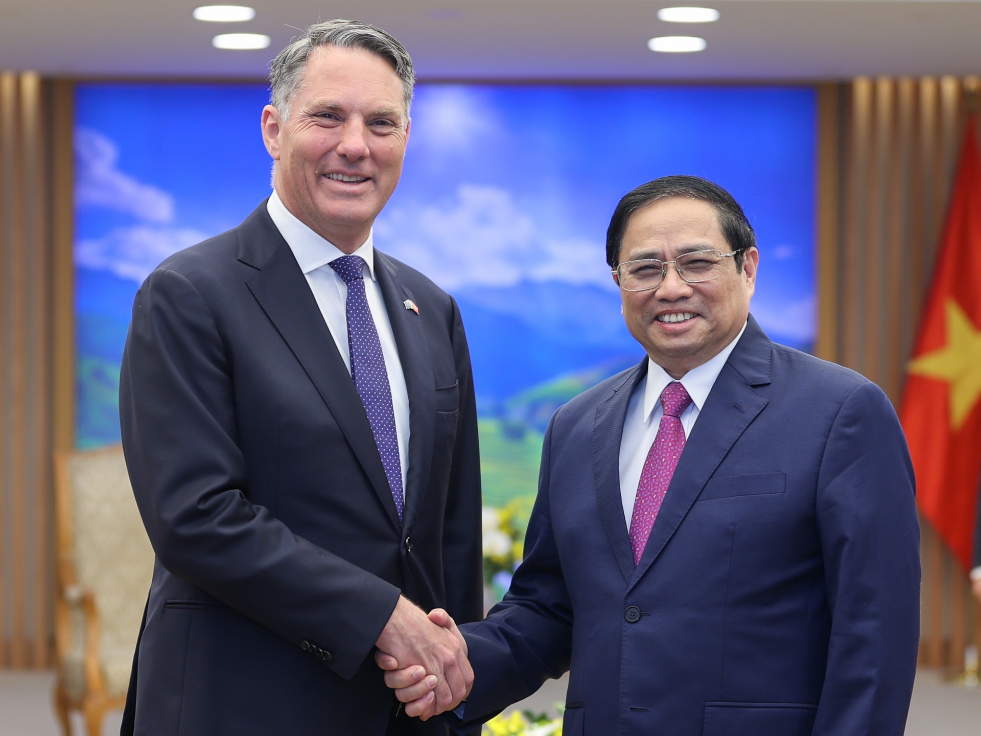 越南政府总理范明正在政府总部会见了正在访越的澳大利亚副总理兼国防部长理查德•马尔斯。图自越通社