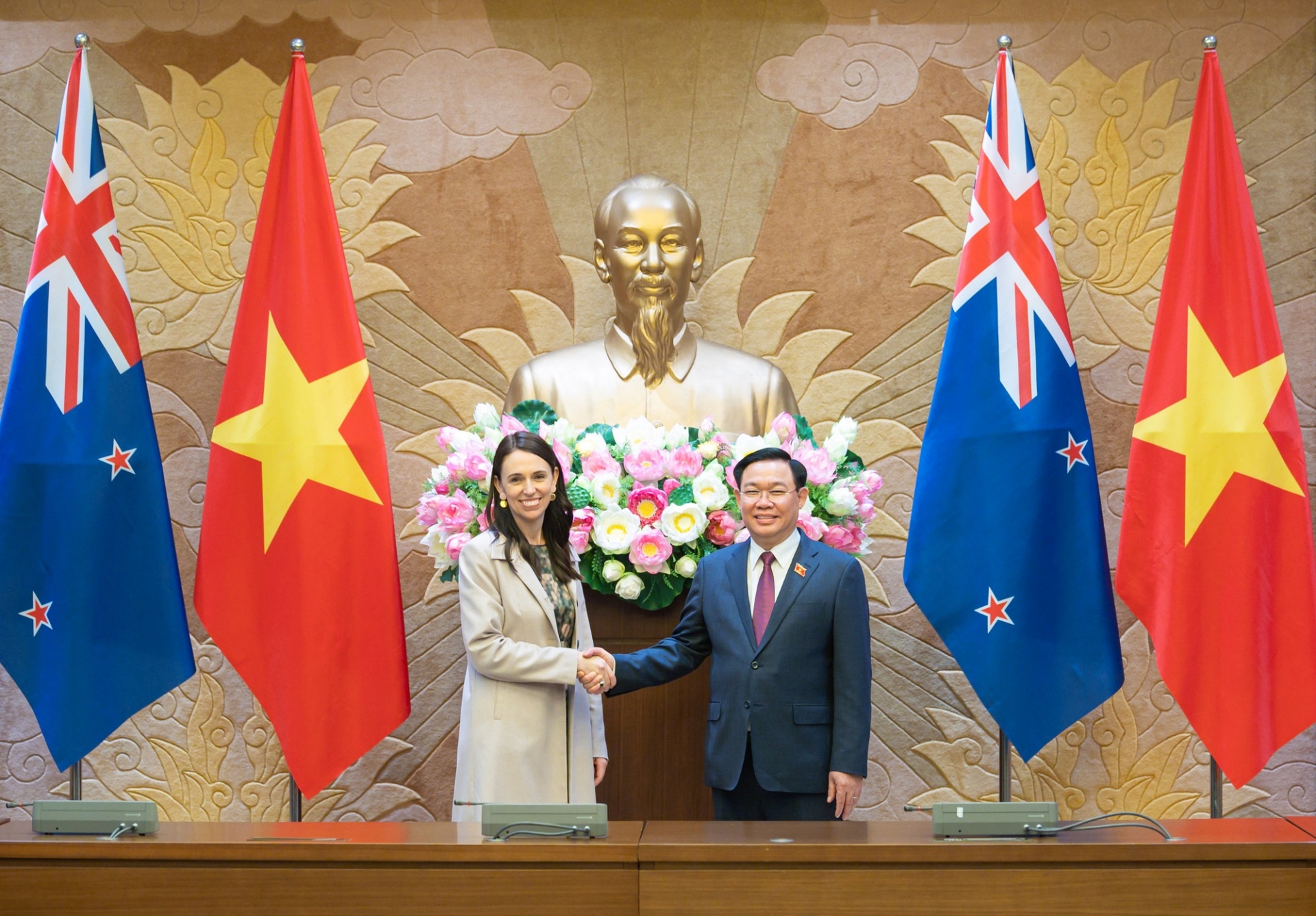 越南国会主席王廷惠与新西兰总理新西兰总理雅辛达·阿德恩。图自越通社