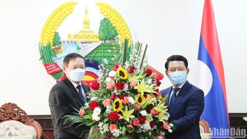越南驻老挝大使阮伯雄率团前往老挝外交部和老挝人民革命党中央对外部，庆祝老挝国庆节47周年。图自人民报