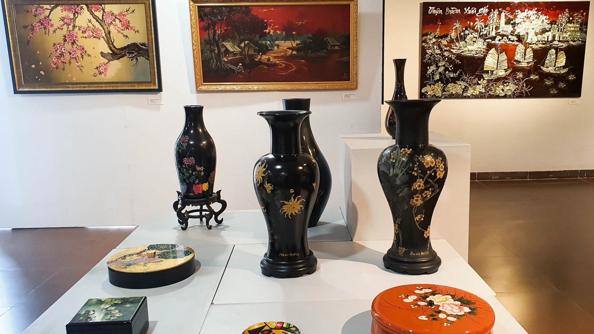 越南磨漆产品展览会的100多件磨漆产品
