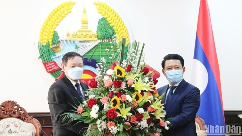 越南驻老挝大使率团前往老挝外交部 庆祝老挝国庆节47周年