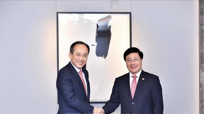 越南政府常务副总理范平明6日在首尔会见了韩国经济副总理。图自越通社