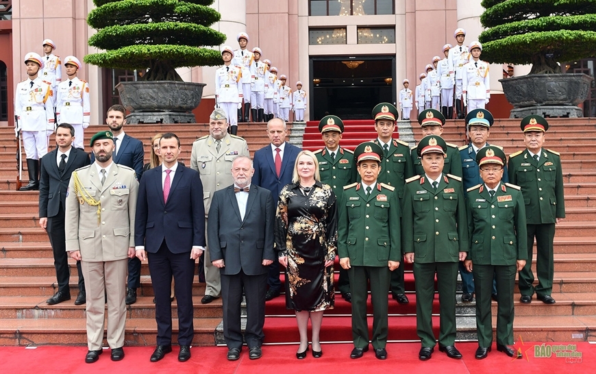 国防部部长潘文江大将、捷克国防部部长与代表团合影。图自人民军队报