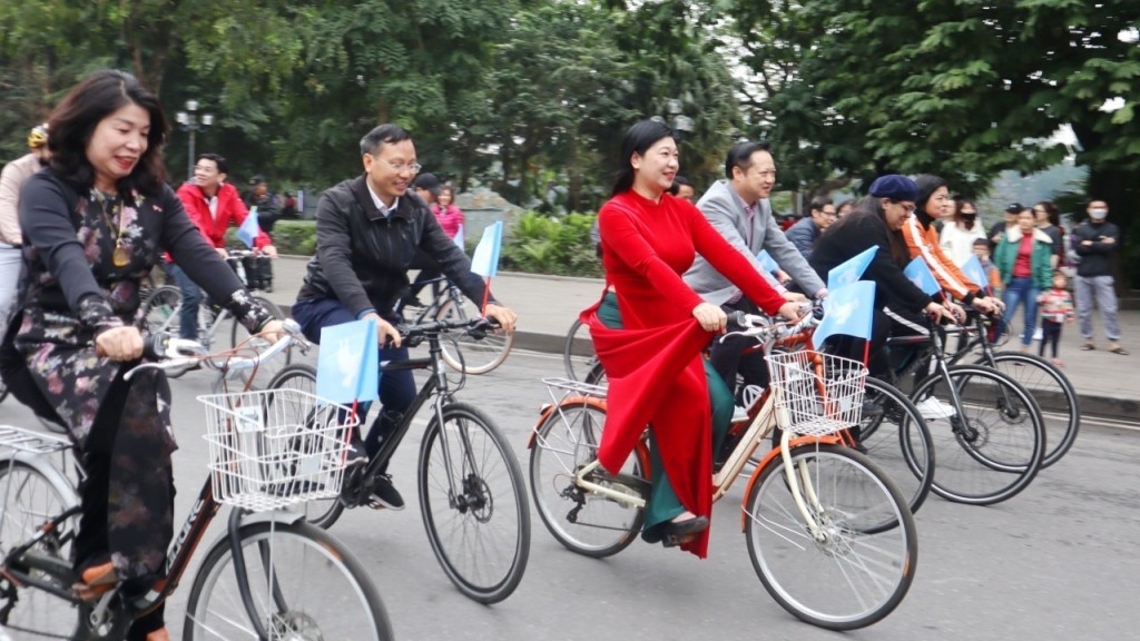 2022年致力于绿色河内的自行车友好之旅。图自tuoitrethudo.com.vn