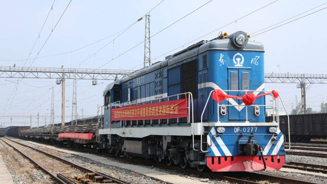 武汉产千吨重轨首乘铁路国际联运班列发往越南