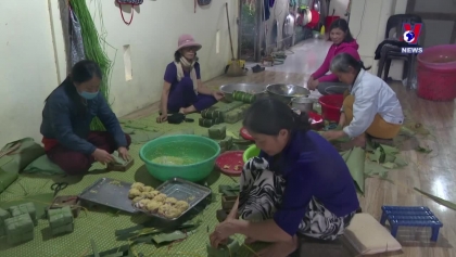 ​ 越南大安溪节饼制作村呈现出一派繁忙景象